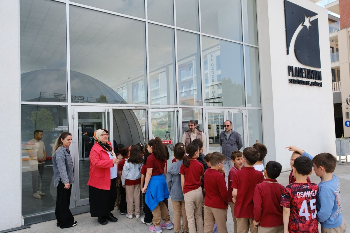 Serdivan’da Minik Öğrenciler Planetaryum ile Uzay Yolculuğuna Çıktı