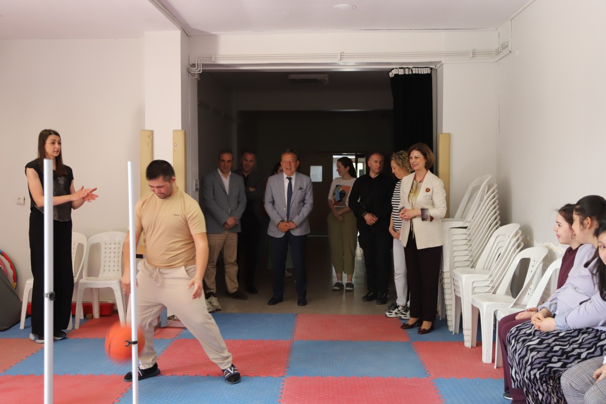 BAŞKAN ÜNLÜCE ÖZEL BİREYLER VE ALZAYMIR  HASTALARI İLE BULUŞTU