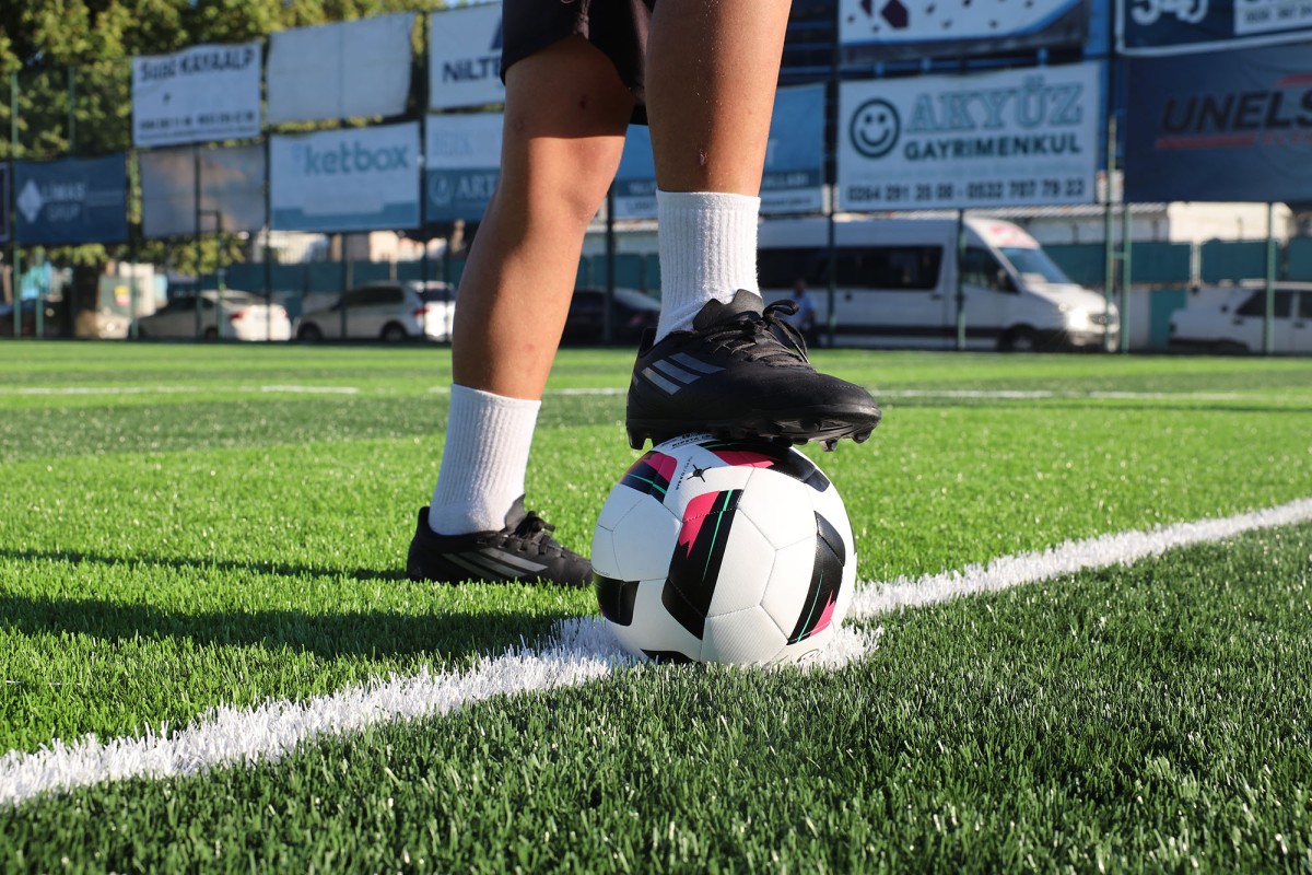 Harmanlıkspor'da yeni sezon, yenilenen zeminde başladı