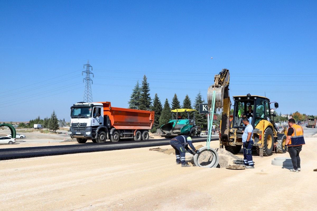 BÜYÜKŞEHİR EKİPLERİNDEN 100. YIL BULVARI’NDA ASFALT ÇALIŞMASI