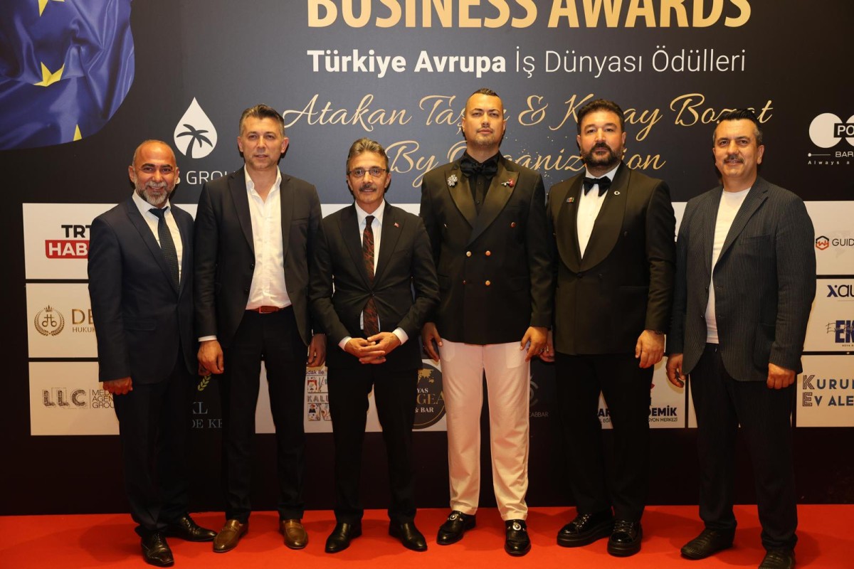 BAŞKAN ŞENOL DİNÇ’E HİZMET BAŞARI ÖDÜLÜ