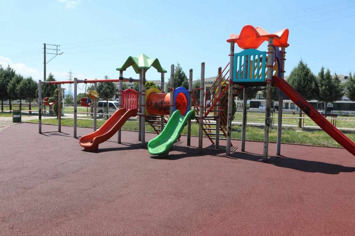 Arifiye’de Park ve Bahçeler Ekipleri Yaz Mesaisine Hız Verdi