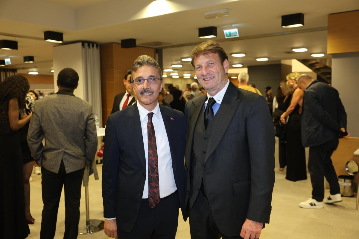 BAŞKAN ŞENOL DİNÇ’E HİZMET BAŞARI ÖDÜLÜ