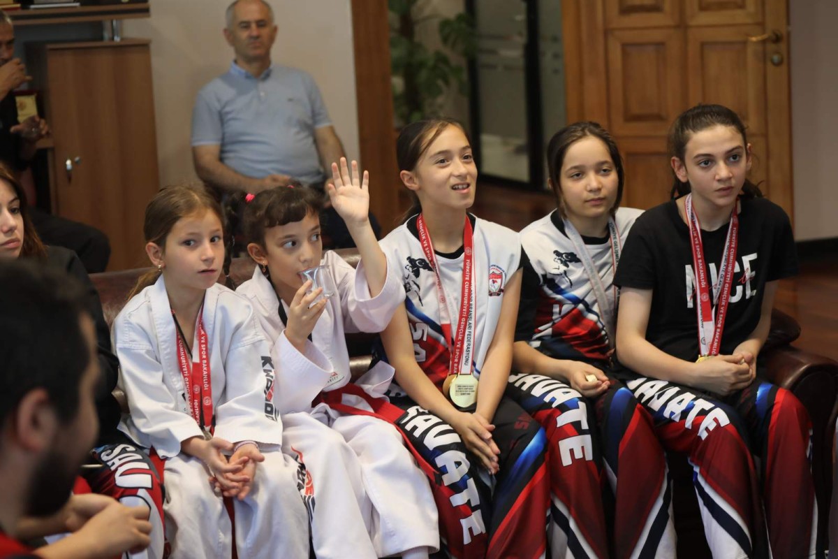 Şampiyon Sporcular Başkan Karakullukçu’yu Ziyaret Etti