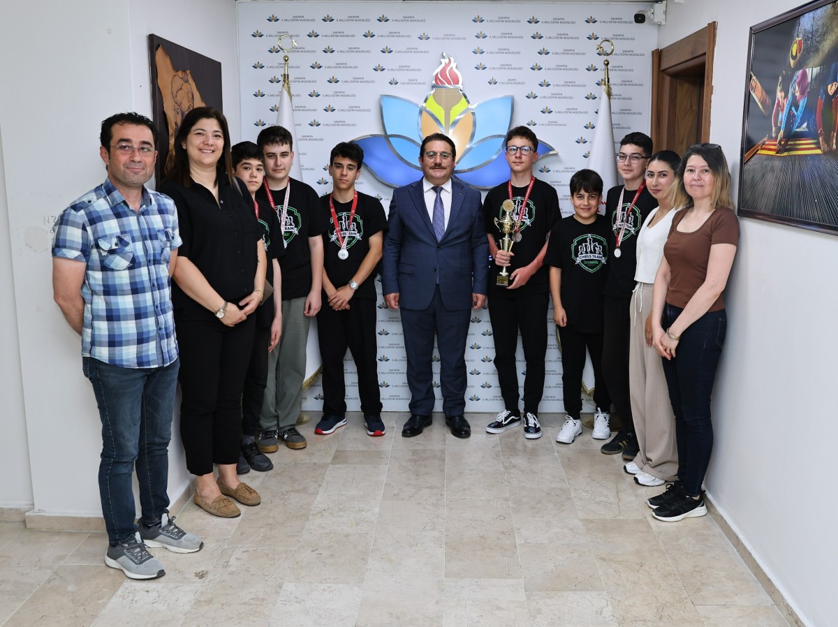 Türkiye İkincisi Satranç Takımından İl Millî Eğitim Müdürüne Ziyaret